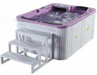 Hydromasažní vířivý bazén pro 3 osoby. 1 ležící a 2 sedící